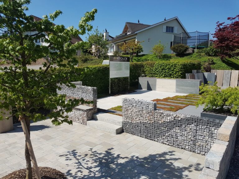 Aussenbereich mit Gabionen und Terrassenplatten