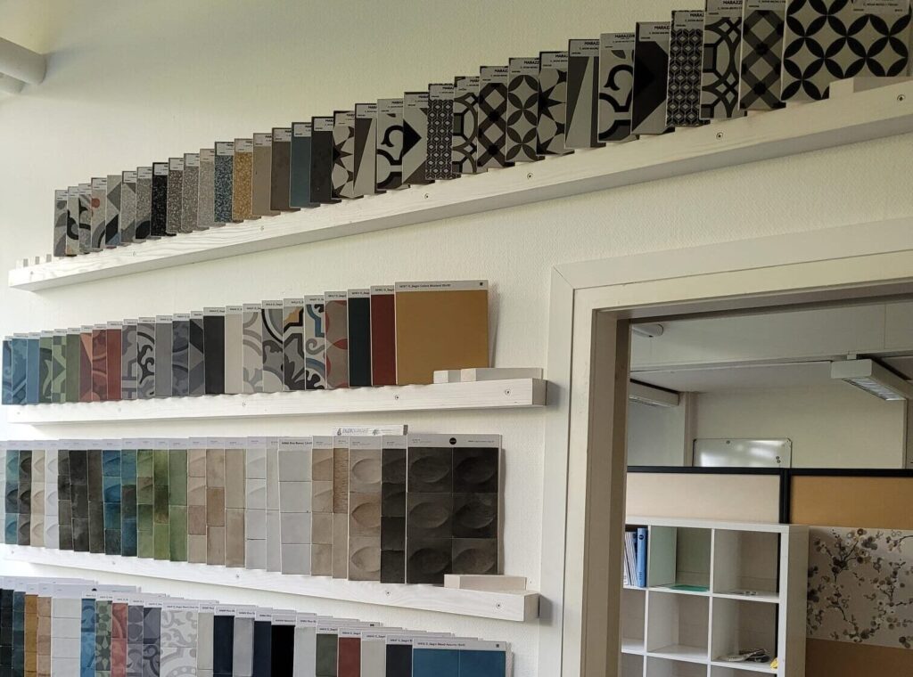 Ausstellung Hombrechtikon – Wand mit Materialmustern